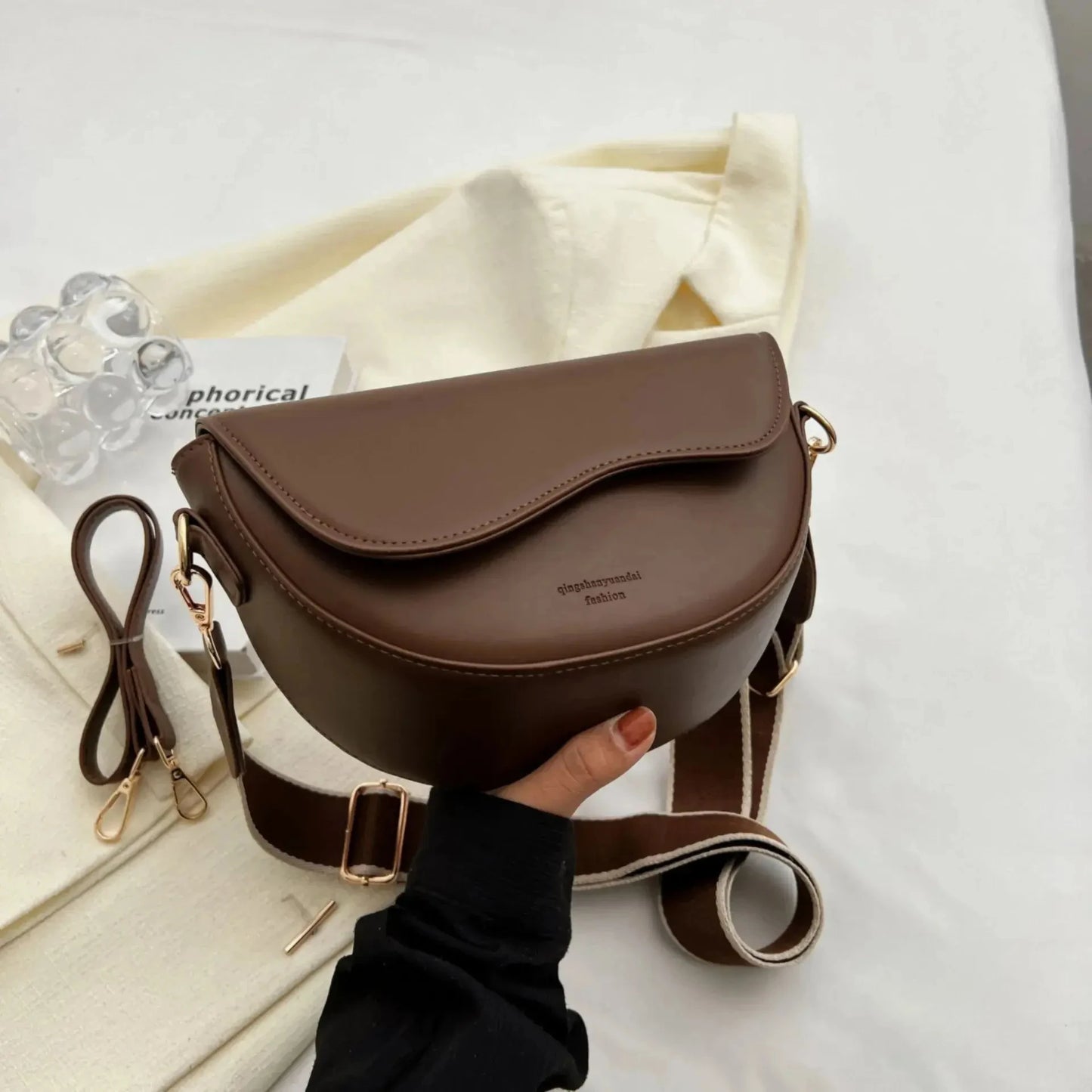 Vintage PU Leather Crossbody Bag for Women Small Saddle Shoulder Bag with Wide Strap Flap Design